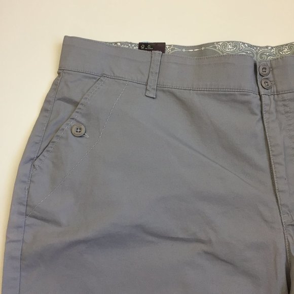 NWT GLORIA VANDERBILT Gray Cotton Blend Cuff Hem Logo Hardware/Buttons Shorts - Picture 6 of 12